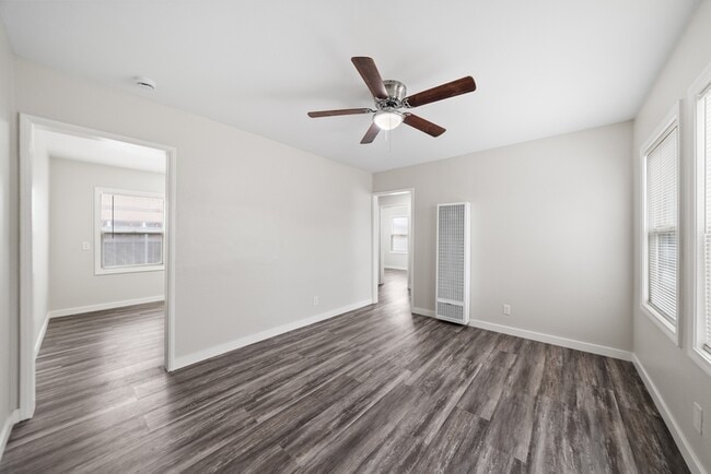 Foto del edificio - 1918 Skyline Dr