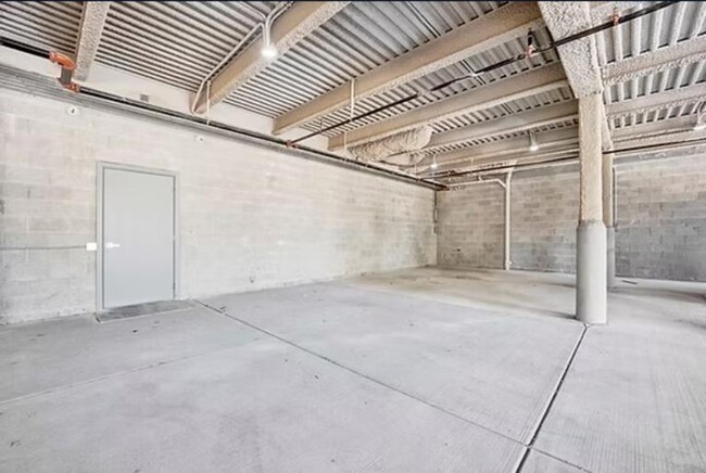 Building Photo - 5071 N Northwest Hwy