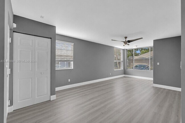 Foto del edificio - 2881 N Oakland Forest Dr