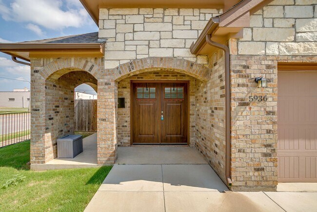 Building Photo - Great Custom 3 Bedroom, 2 Bath Home in Wes...