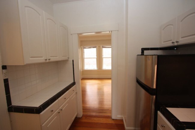 Building Photo - Quiet bright Studio in Lower Nob Hill