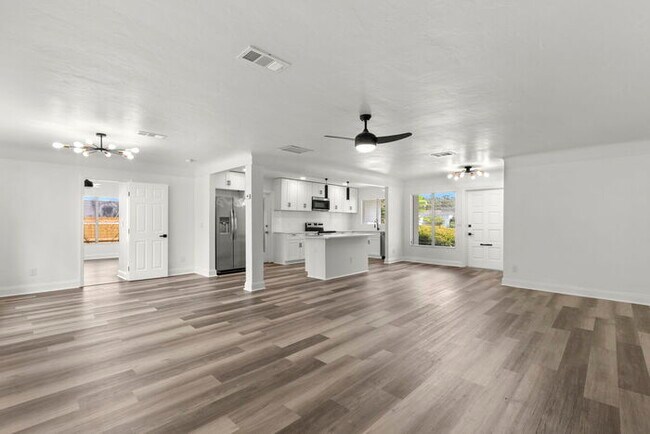 Foto del edificio - NEWLY RENOVATED Home For Rent in St Peters...