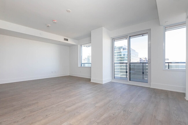 Building Photo - 480 Front St W