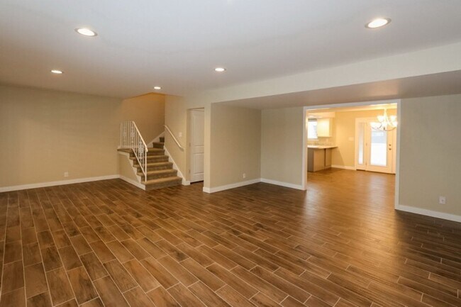 Building Photo - 4 Bedroom Townhome at Three Fountains in M...