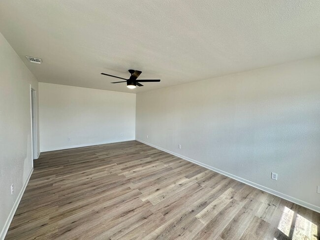 Building Photo - Fall 2025 Pre-Lease! Centrally Located & R...