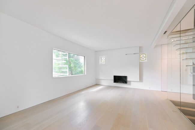Building Photo - 180 Belsize Dr