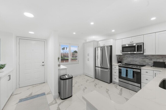 Building Photo - 6936 Huntington Ln