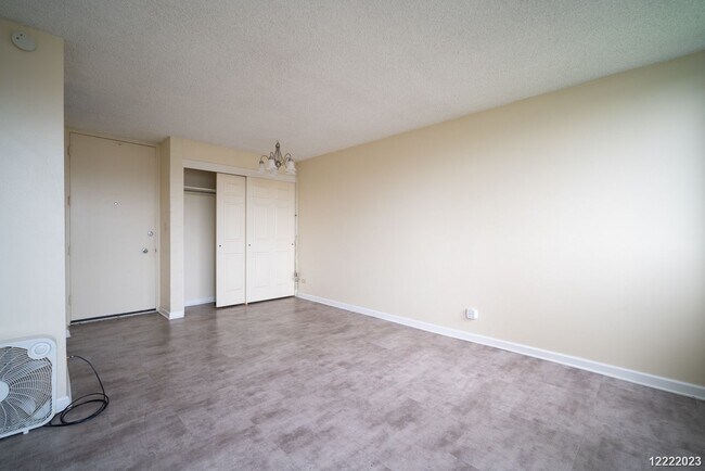Foto del edificio - CONVENIENTLY LOCATED 1BR/1BA/1PKG UNIT IN THE CENTRE COURT CONDOMINIUM IN HALAWA