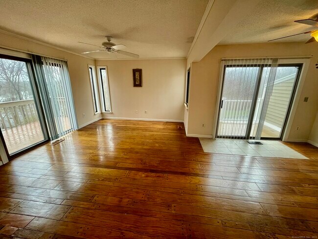 Foto del edificio - 457 Thoreau Rd