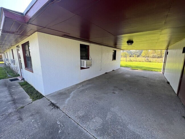 Foto del edificio - Charming 2 Bedroom Duplex on Sunshine Rd