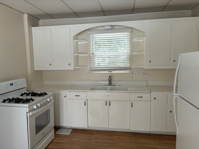 Building Photo - 203 Burns St