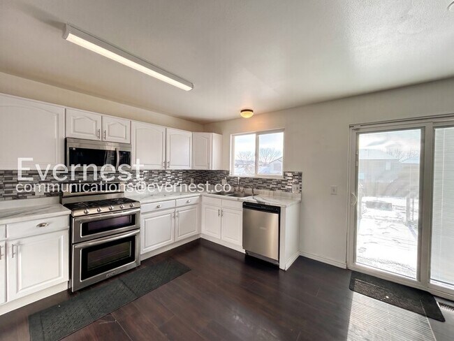 Foto del edificio - 4 Bed, 3.5 Bath Home with Fenced Yard & Garage / Available Soon!
