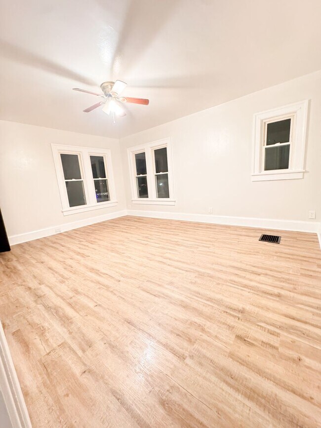 Foto del edificio - Available Now