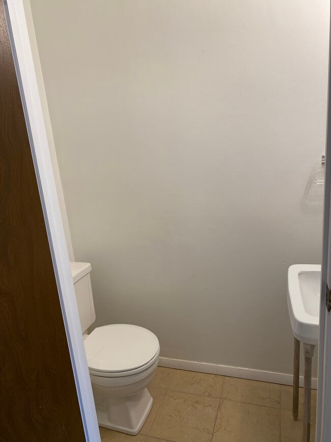 Half bath - 6005 Black Oak Dr