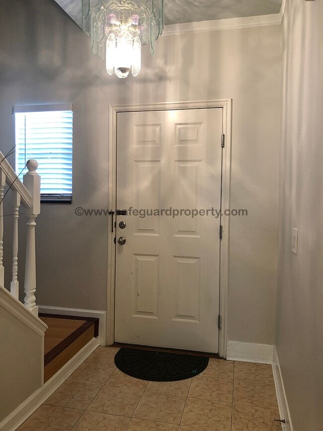Building Photo - Beautiful Townhome in Wonderful Gated Comm...