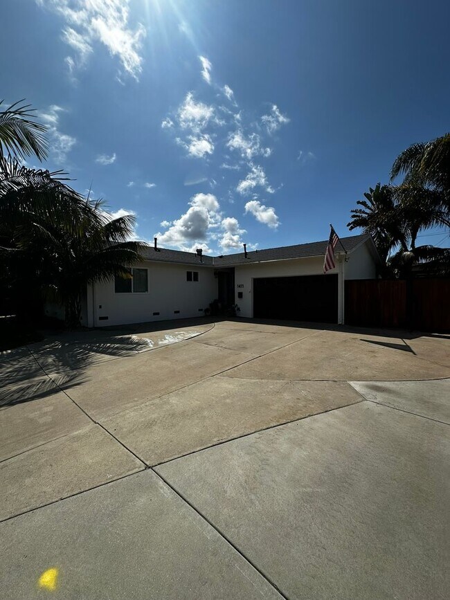 Building Photo - Gorgeous 3-Bedroom 2.5 bath Home with Pool AND close to the beach!
