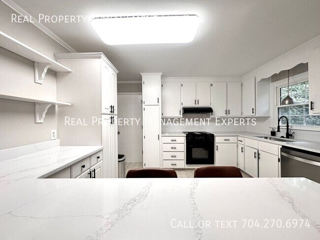 Foto del edificio - 3311 Tyrone Dr