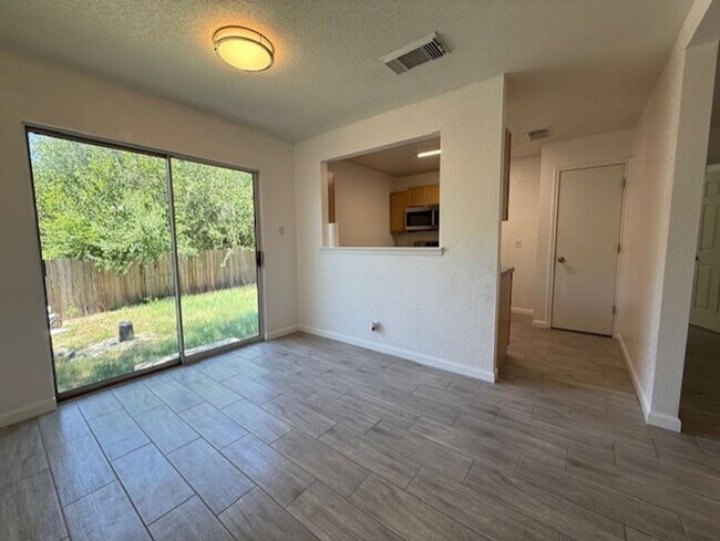 Foto del edificio - Nice One Story 3 Bedroom 2 Bath Home Backing to a Greenbelt! Near Sea World