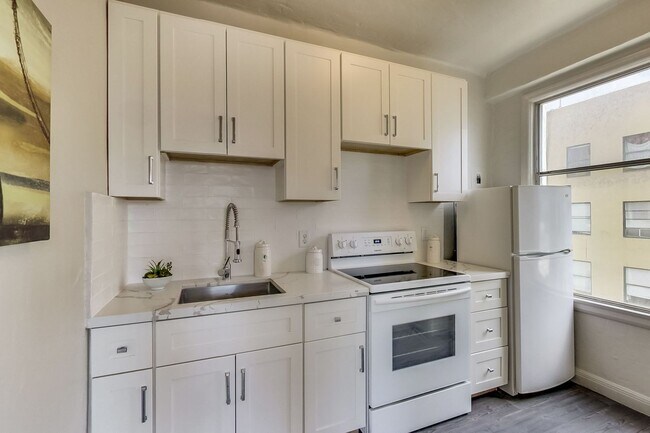 Building Photo - Charming Historic Downtown Studio Availabl...