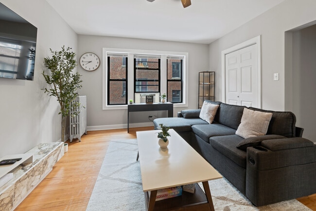 Foto del edificio - 6439 N Hamilton Ave