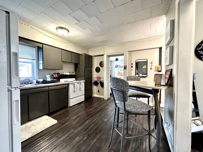 Foto del edificio - AVAILABLE JUNE - Updated 4 Bed 1 Bath