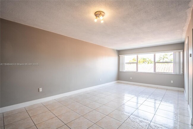 Building Photo - 2150 Bay Dr