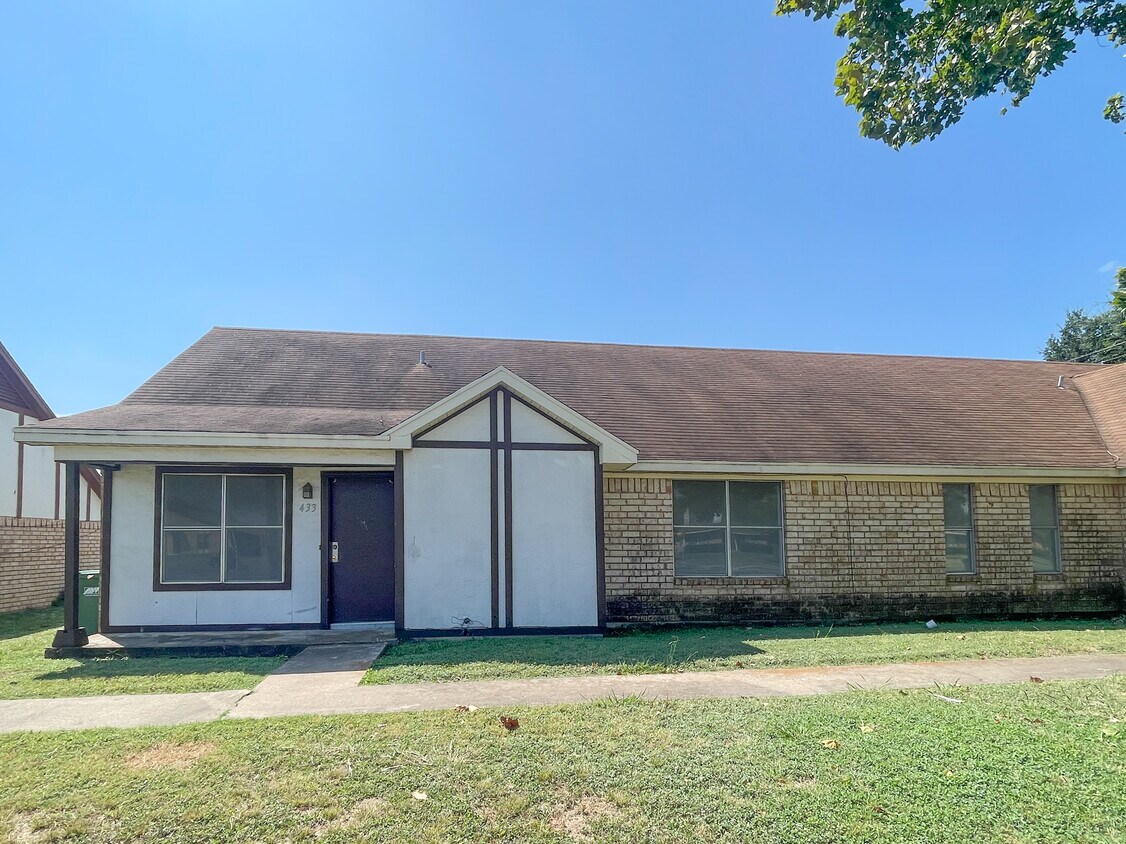 Foto principal - 433 W Panther Way