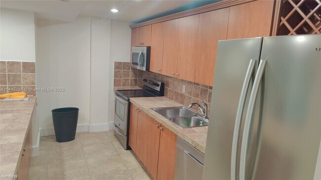 Building Photo - 3 br, 2 bath Condo - 6930 Miami Gardens Dr