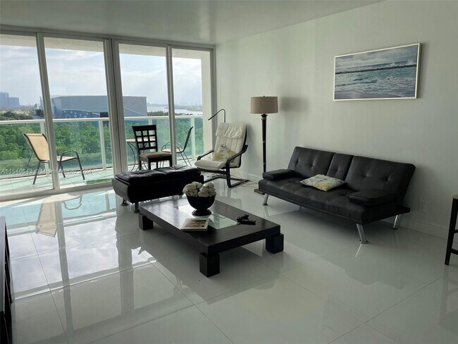 Foto del edificio - 100 Bayview Dr