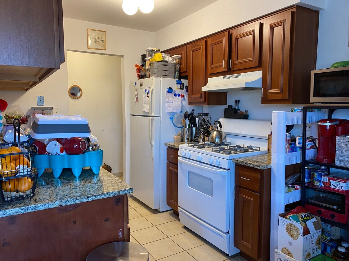 Kitchen - 187 Pickwick Dr