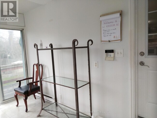 Photo du bâtiment - 161 Henderson Ave