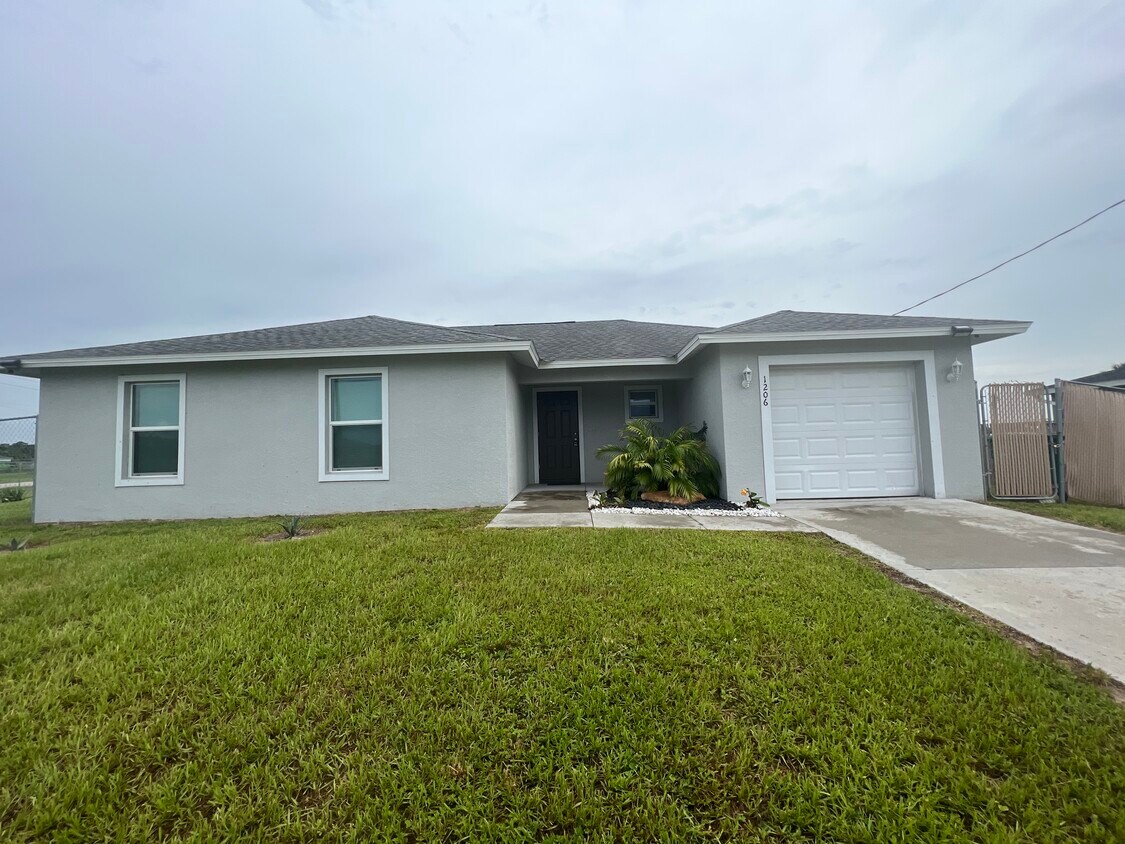1206 Venus Loop, Labelle, FL 33935 House Rental in Labelle, FL
