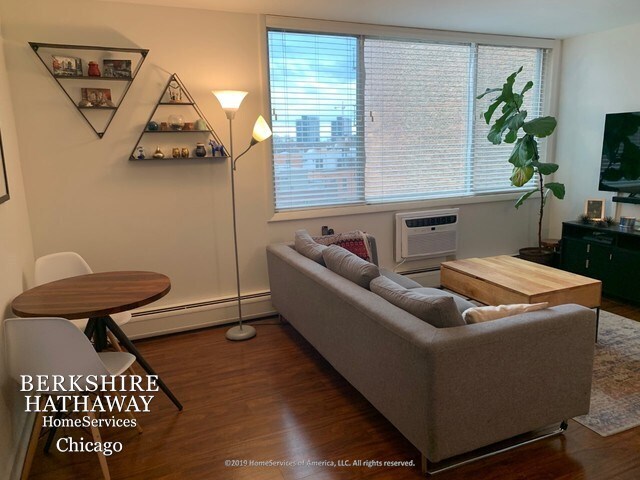 Building Photo - 2144 N Lincoln Park West Ave