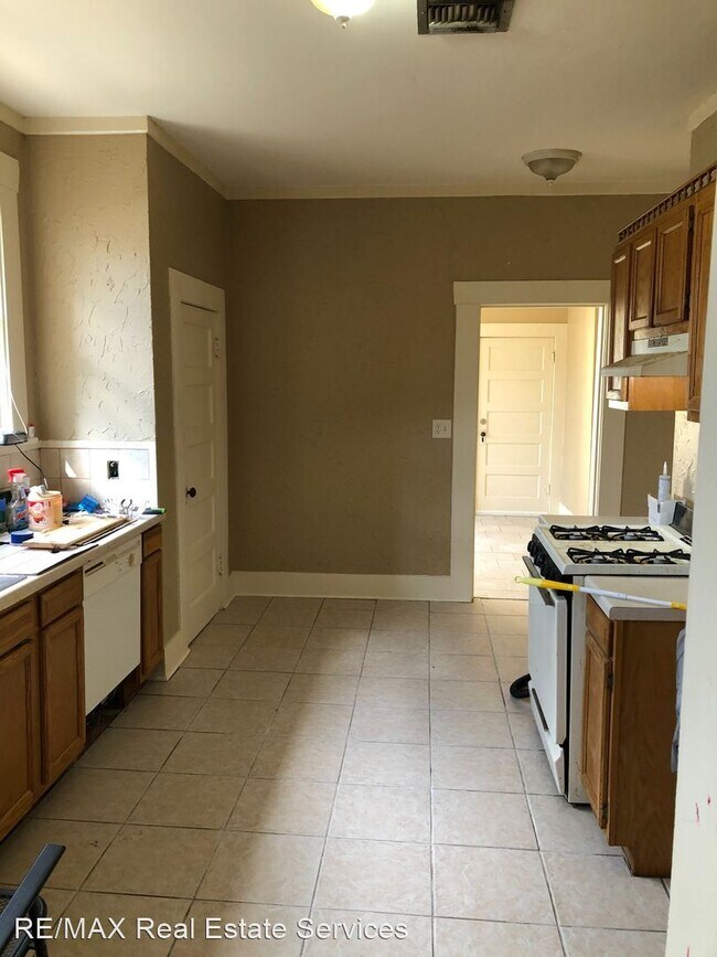 Building Photo - 3 br, 1 bath House - 616 College