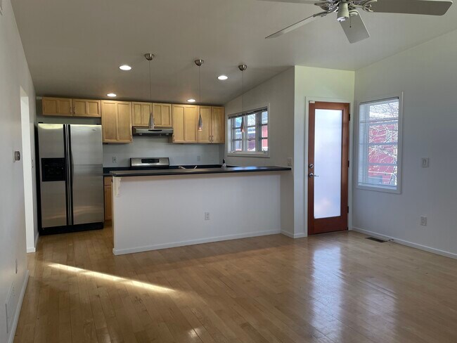 Open, sunny, living area - 1007 Neon Forest Cir