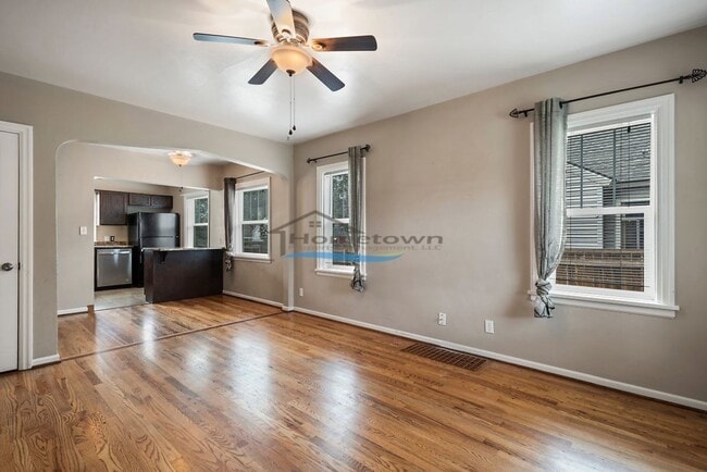 Building Photo - Well-Maintained 3 Bed 2 Bath Cottage in Do...