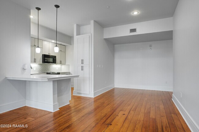 Foto del edificio - 1121 Camellia Blvd