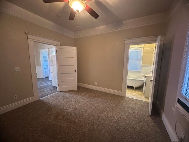 Foto del edificio - Updated 2 Bedroom with Office and Yard in the Heart of Midtown