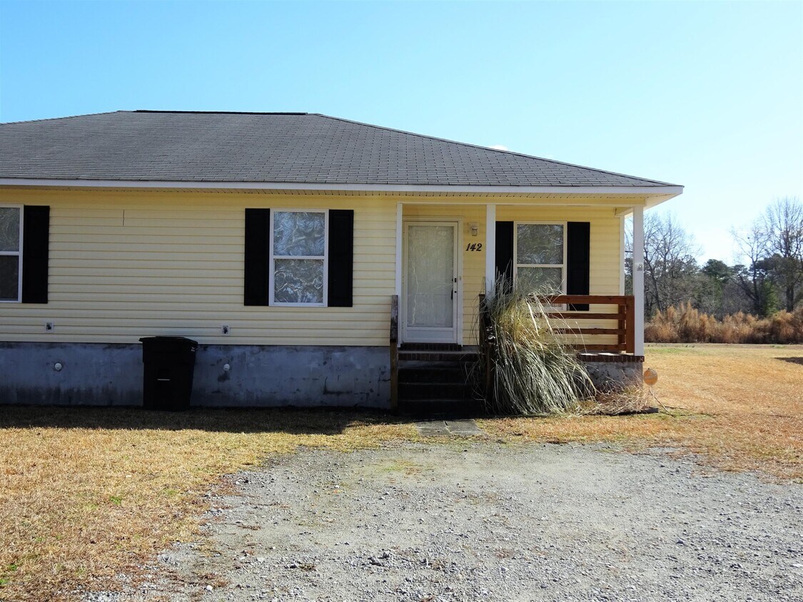142/144 Lainmark Dr, Hubert, NC 28539 Townhome Rentals in Hubert NC