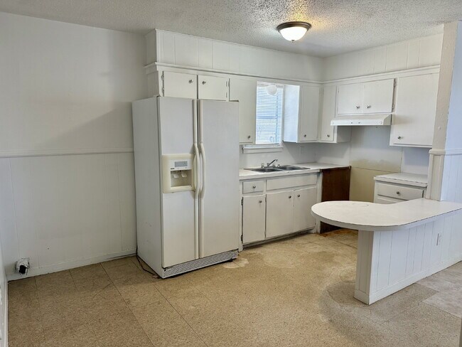 Building Photo - Cozy 2/1 Duplex!