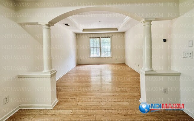 Building Photo - Nice house overlooking pool and playground in Duluth