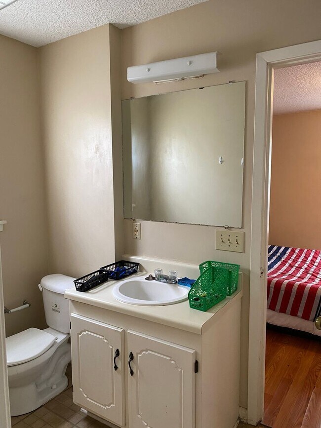 Building Photo - 2 Bed 1 Bath Duplex