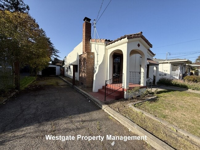Building Photo - Darling Mediterranean-style 2/1 cottage in West Petaluma - 626 E Street