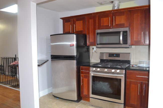 Building Photo - 1313 Balcom Ave