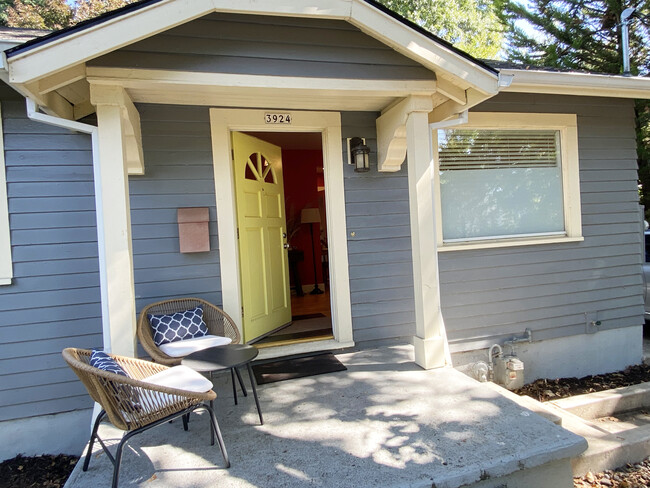 Cute front porch - 3924 NE 75th Ave