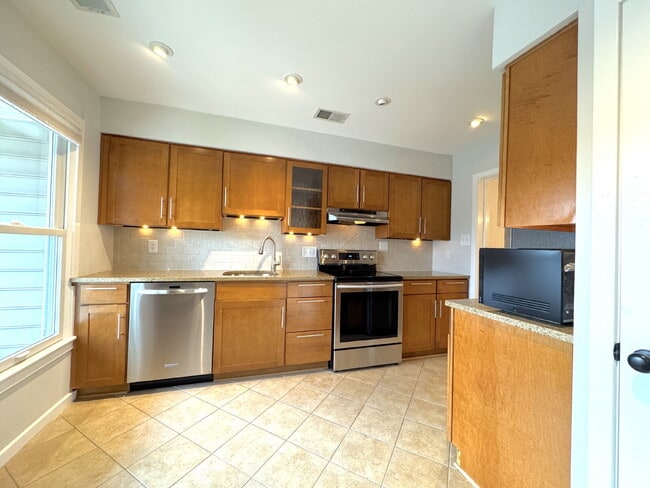 Building Photo - Premier Del Ray Townhome: Steps from The Avenue