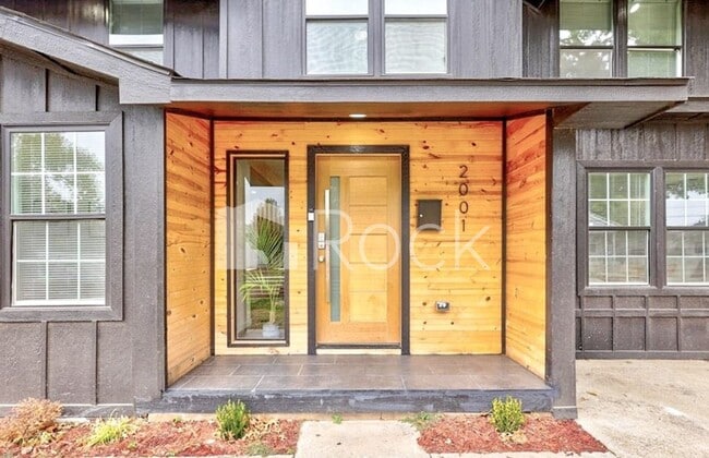 Foto del edificio - 4 Bedroom Home with 2.5 Bathrooms on a Corner Lot near Plaza District
