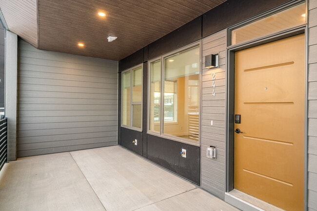 Building Photo - 244 Somerglen Common SW