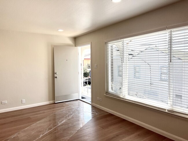 Building Photo - Light, bright & all NEW inside. Beautiful upgrades in this naturally bright 2 bd, 1 ba unit with ...