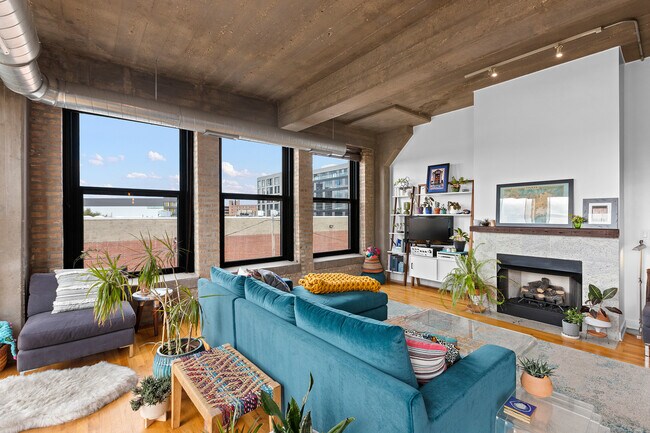Building Photo - 1151 W 15th St